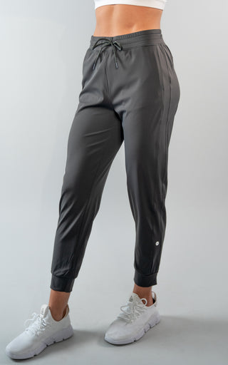 The Movement Jogger 26" in Dark Shadow