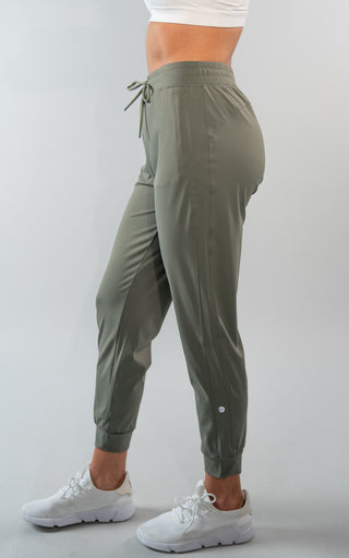 The Movement Jogger 26" in Castor Gray